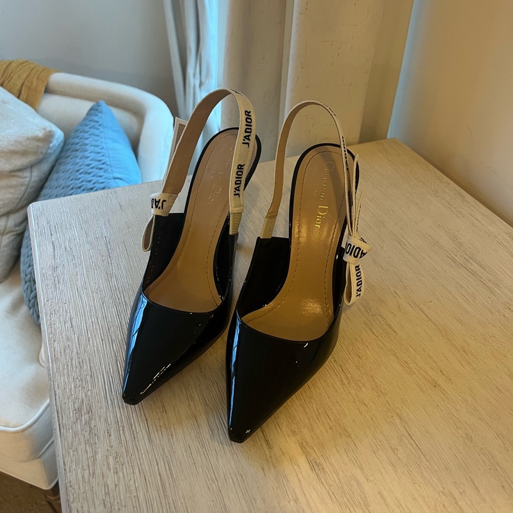 Barely worn J'ADIOR SLINGBACK PUMPS. Definitely a comfortable head turner